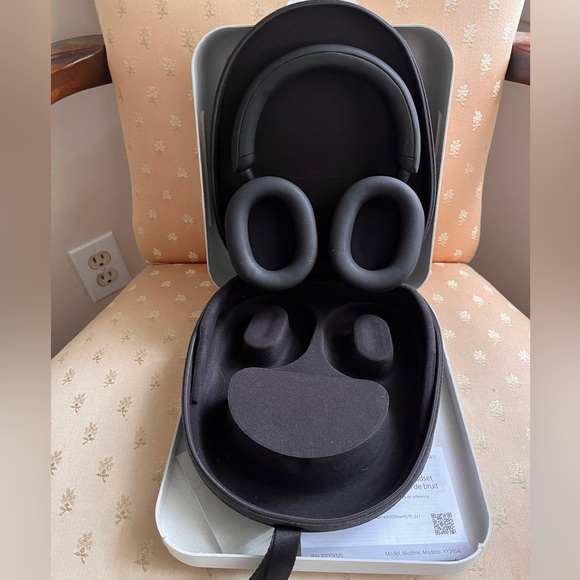 New Sony WH-1000XM5 Wireless Noise Canceling Headphones in Black - Picture 4 of 9